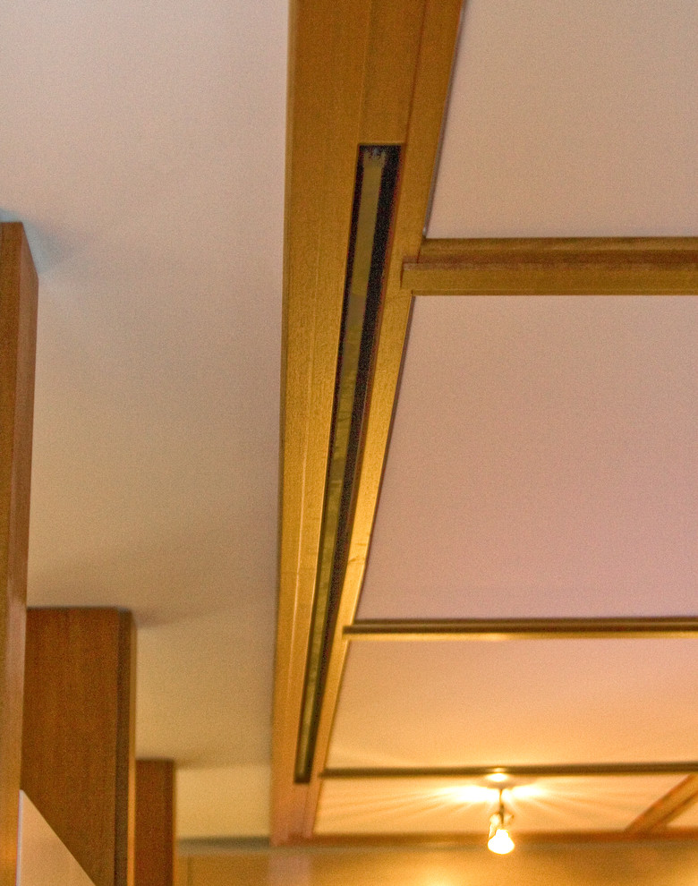 Exempel på ett mellanstort modernt avskild hemmabio, med flerfärgade väggar, ljust trägolv, projektorduk och beiget golv