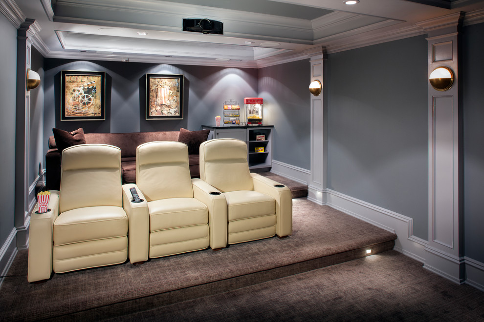 Пример оригинального дизайна: изолированный домашний кинотеатр среднего размера в классическом стиле с серыми стенами, ковровым покрытием и проектором