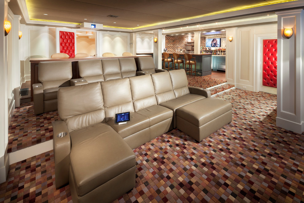 Aménagement d'une salle de cinéma classique de taille moyenne et fermée avec un mur beige, moquette et un écran de projection.