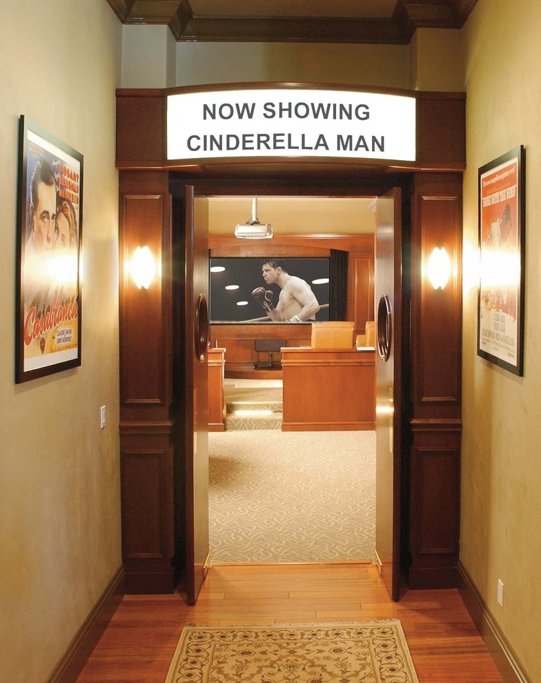 Modelo de cine en casa cerrado clásico de tamaño medio con paredes marrones, moqueta y pantalla de proyección