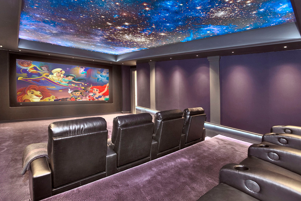 Ejemplo de cine en casa cerrado tradicional renovado con paredes púrpuras, moqueta, suelo violeta y pantalla de proyección