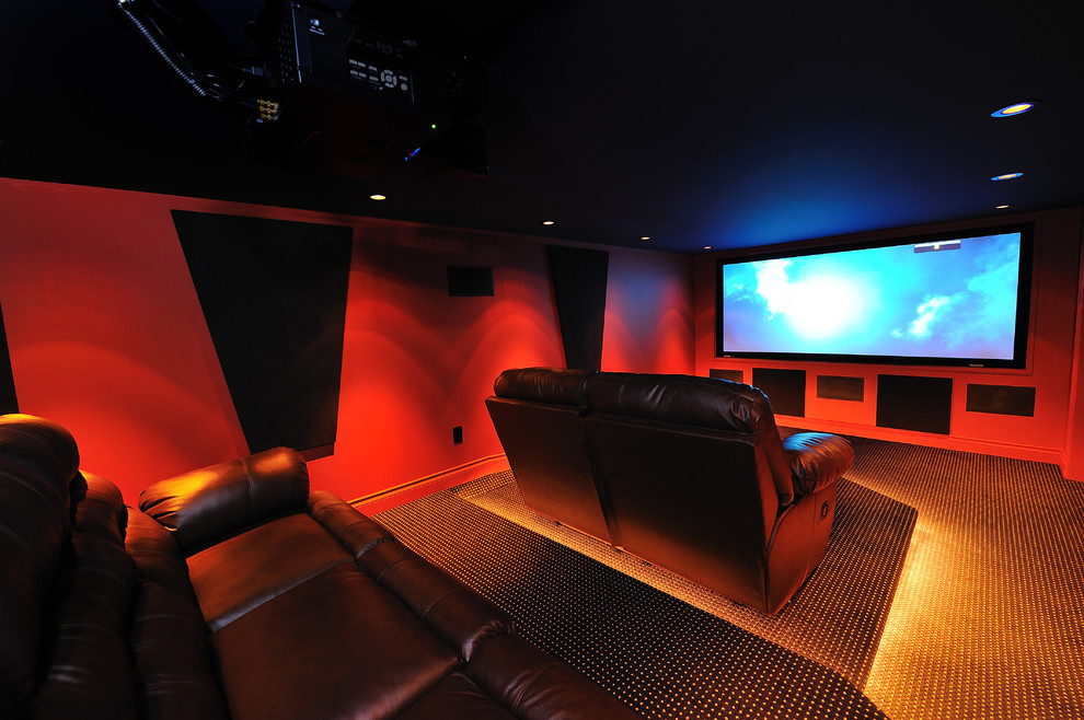 Inspiration pour une petite salle de cinéma minimaliste fermée avec un mur rouge, moquette et un écran de projection.