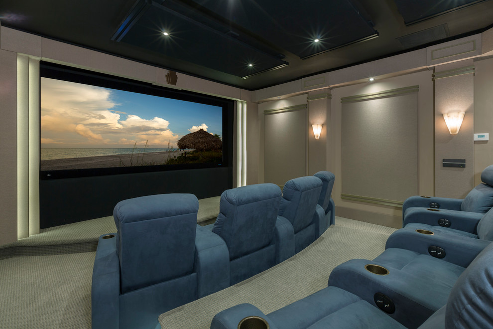 Modelo de cine en casa cerrado clásico renovado con paredes grises, moqueta, pantalla de proyección y suelo verde