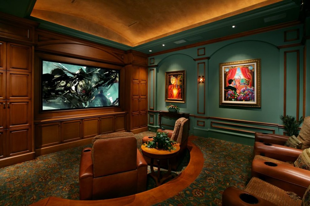 Стильный дизайн: изолированный домашний кинотеатр в средиземноморском стиле с зелеными стенами, ковровым покрытием, мультимедийным центром и разноцветным полом - последний тренд