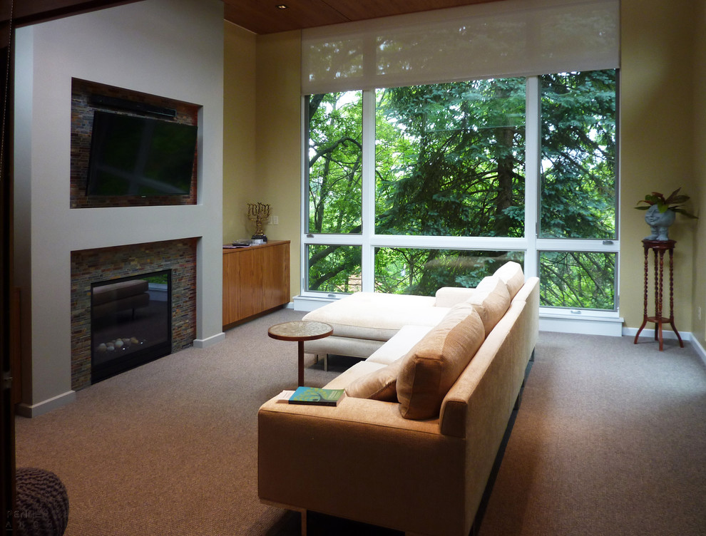 Modelo de cine en casa cerrado minimalista pequeño con paredes amarillas, moqueta y televisor colgado en la pared