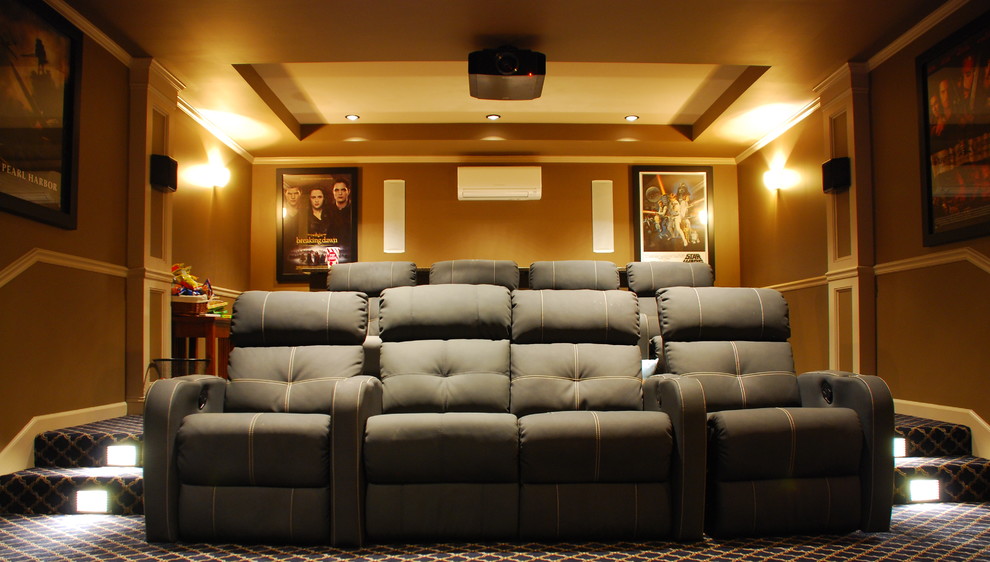 На фото: изолированный домашний кинотеатр среднего размера в современном стиле с ковровым покрытием, телевизором на стене и коричневыми стенами