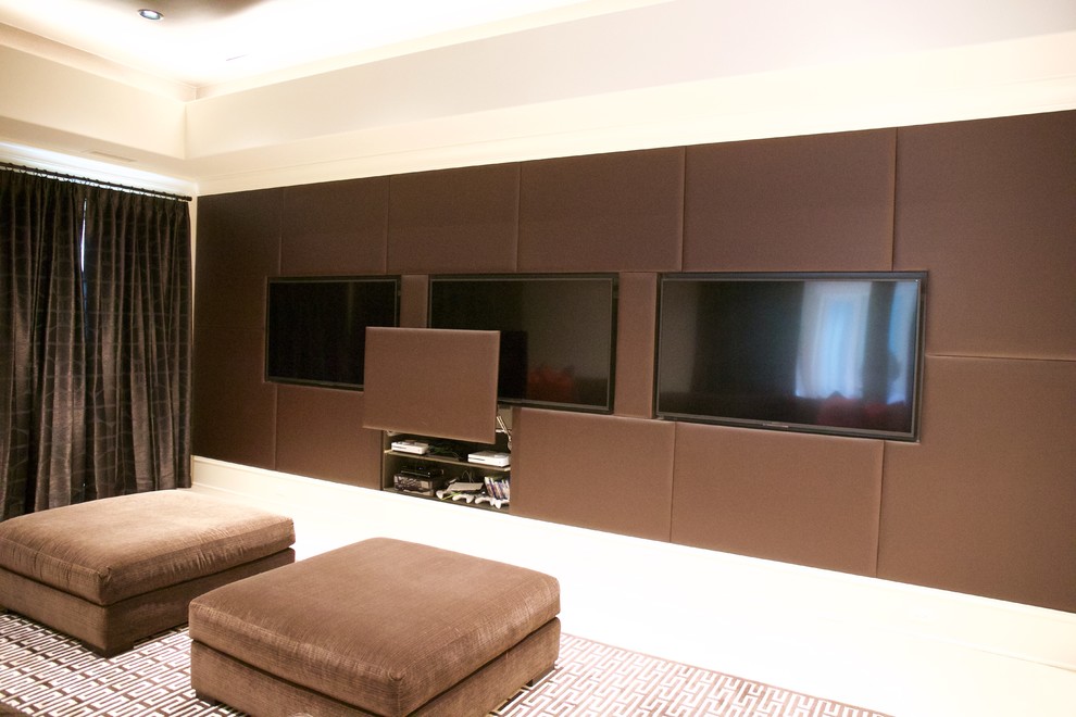 На фото: большой открытый домашний кинотеатр в стиле неоклассика (современная классика) с коричневыми стенами, полом из керамогранита и телевизором на стене