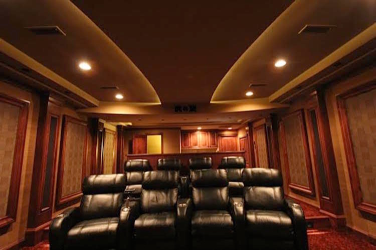 Идея дизайна: изолированный домашний кинотеатр в классическом стиле с бежевыми стенами и ковровым покрытием