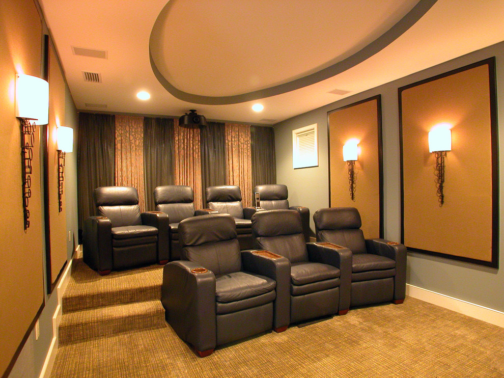 Источник вдохновения для домашнего уюта: большой изолированный домашний кинотеатр в современном стиле с бежевыми стенами, ковровым покрытием, телевизором на стене и коричневым полом