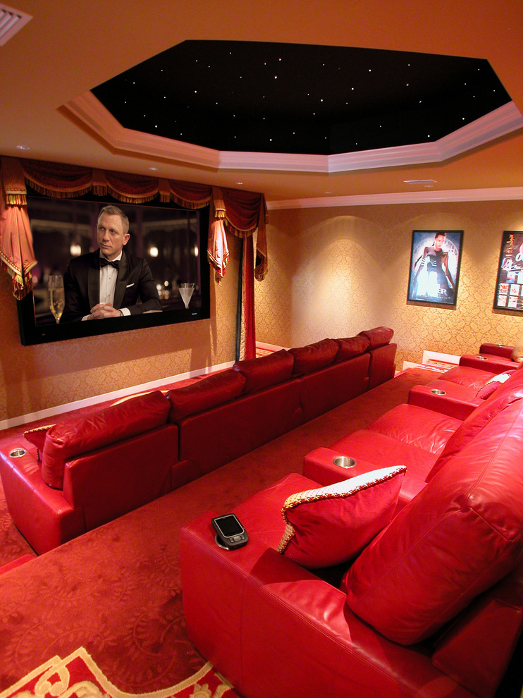 Idee per un grande home theatre minimal chiuso con pareti beige, moquette, TV a parete e pavimento rosso