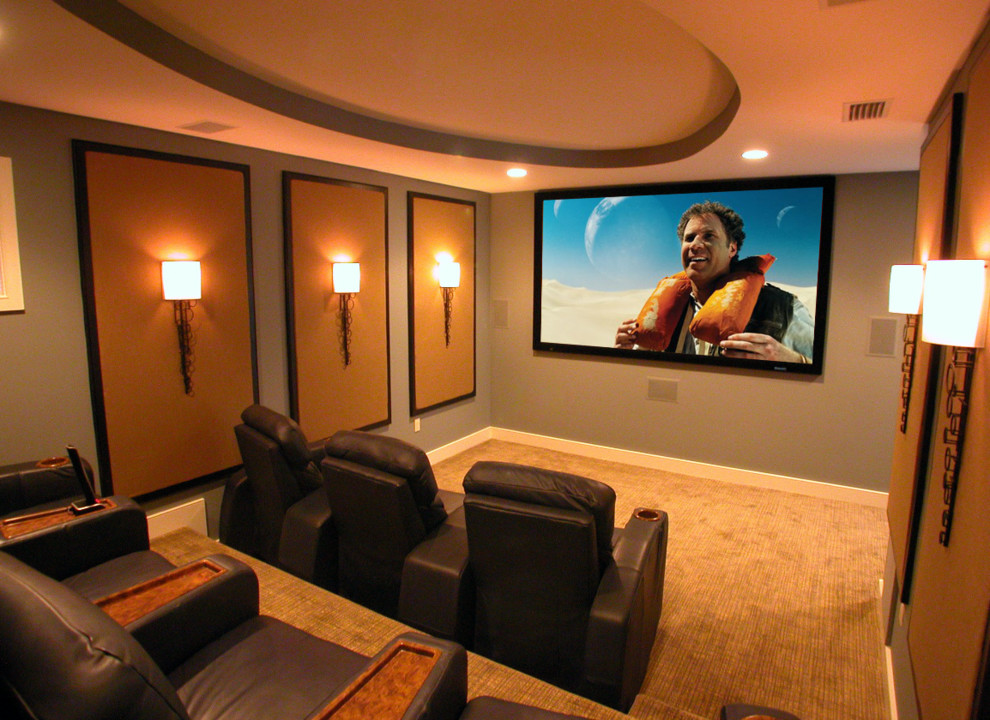 Ejemplo de cine en casa cerrado actual grande con paredes beige, moqueta, televisor colgado en la pared y suelo marrón