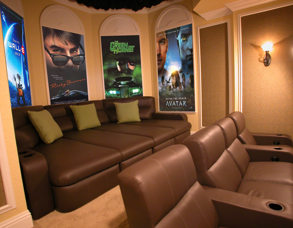 Идея дизайна: большой изолированный домашний кинотеатр в современном стиле с бежевыми стенами, ковровым покрытием, телевизором на стене и коричневым полом
