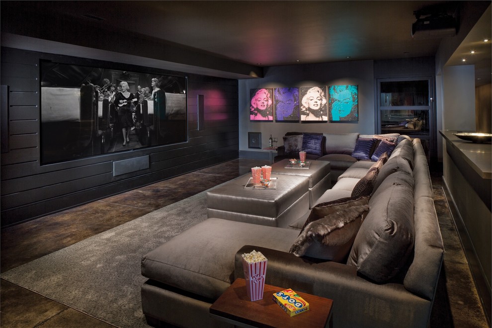 Ejemplo de cine en casa abierto y negro actual con paredes negras, moqueta, pantalla de proyección y suelo multicolor