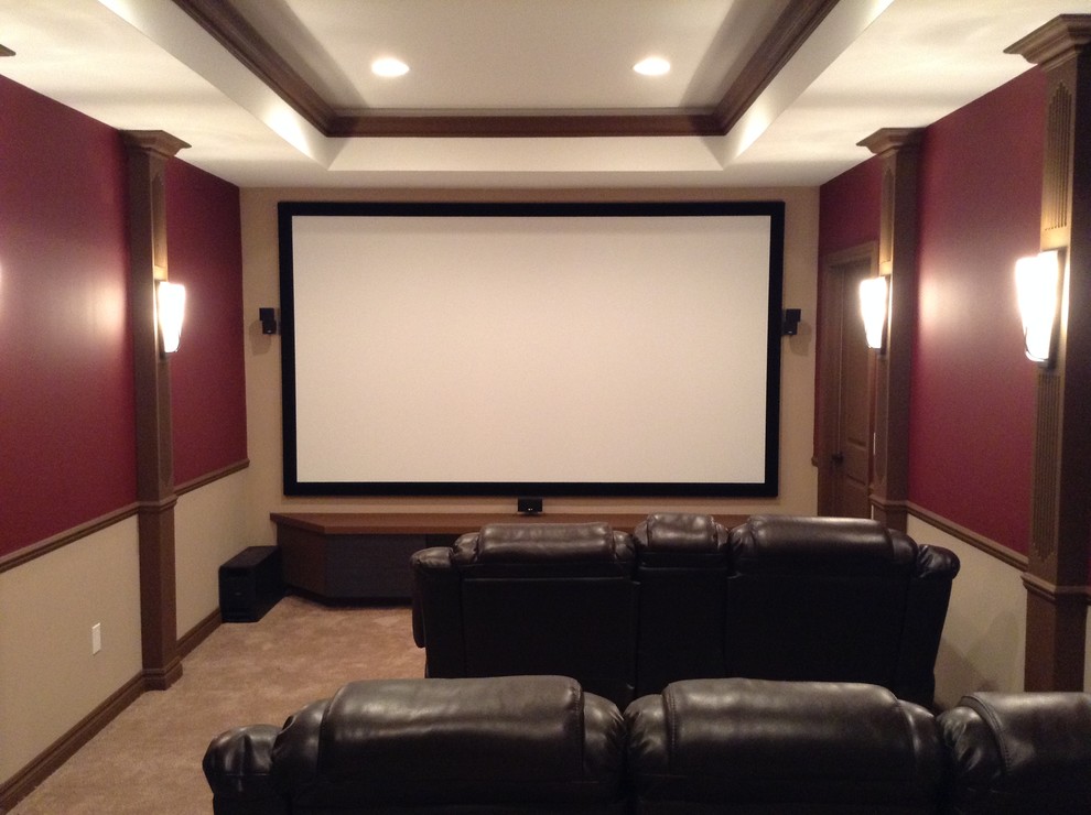 Пример оригинального дизайна: изолированный домашний кинотеатр среднего размера в классическом стиле с фиолетовыми стенами, ковровым покрытием и проектором