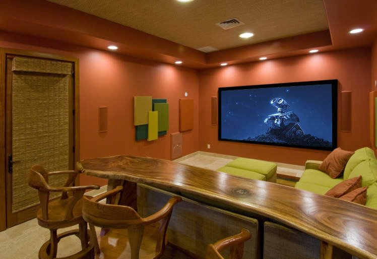 Идея дизайна: большой изолированный домашний кинотеатр в современном стиле с оранжевыми стенами, ковровым покрытием и проектором