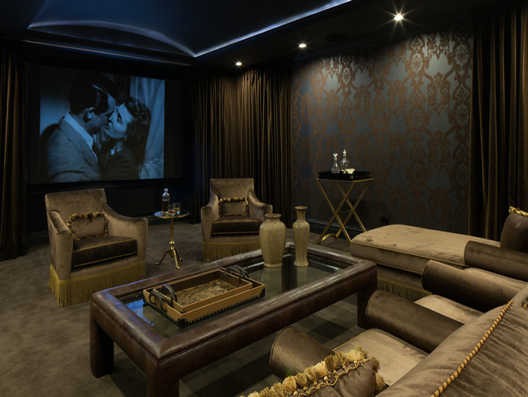 Imagen de cine en casa cerrado tradicional grande con paredes azules, moqueta, pantalla de proyección y suelo gris