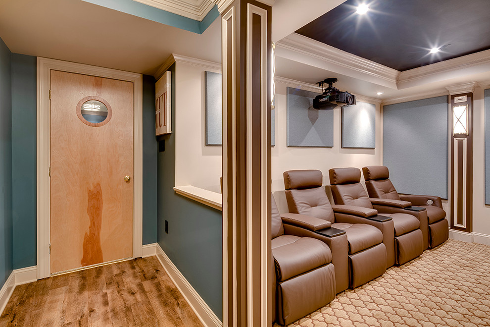 Ejemplo de cine en casa cerrado actual pequeño con paredes azules, suelo de madera clara y pantalla de proyección