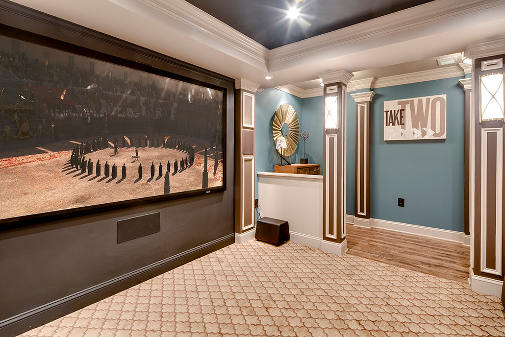 Exemple d'une petite salle de cinéma tendance fermée avec un mur bleu, moquette et un écran de projection.