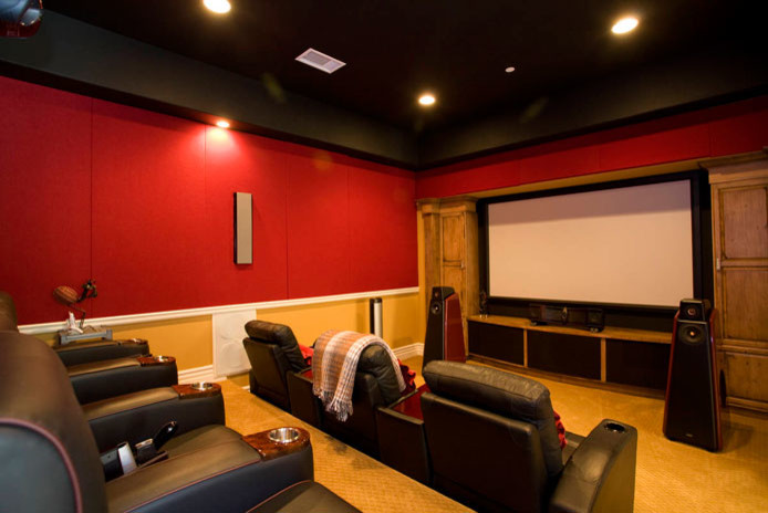 Immagine di un home theatre classico di medie dimensioni e chiuso con pareti rosse, moquette e schermo di proiezione