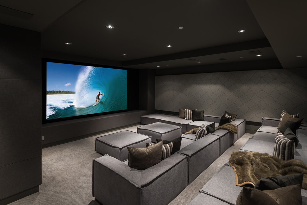 Стильный дизайн: изолированный домашний кинотеатр в современном стиле с серыми стенами, ковровым покрытием и серым полом - последний тренд