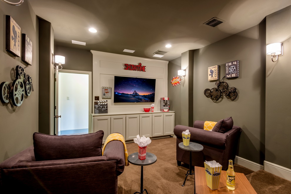 Diseño de cine en casa cerrado tradicional con paredes grises, moqueta, televisor colgado en la pared y suelo marrón