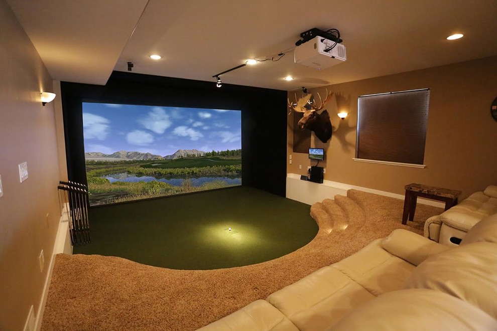 На фото: большой изолированный домашний кинотеатр в стиле фьюжн с бежевыми стенами, ковровым покрытием, проектором и бежевым полом