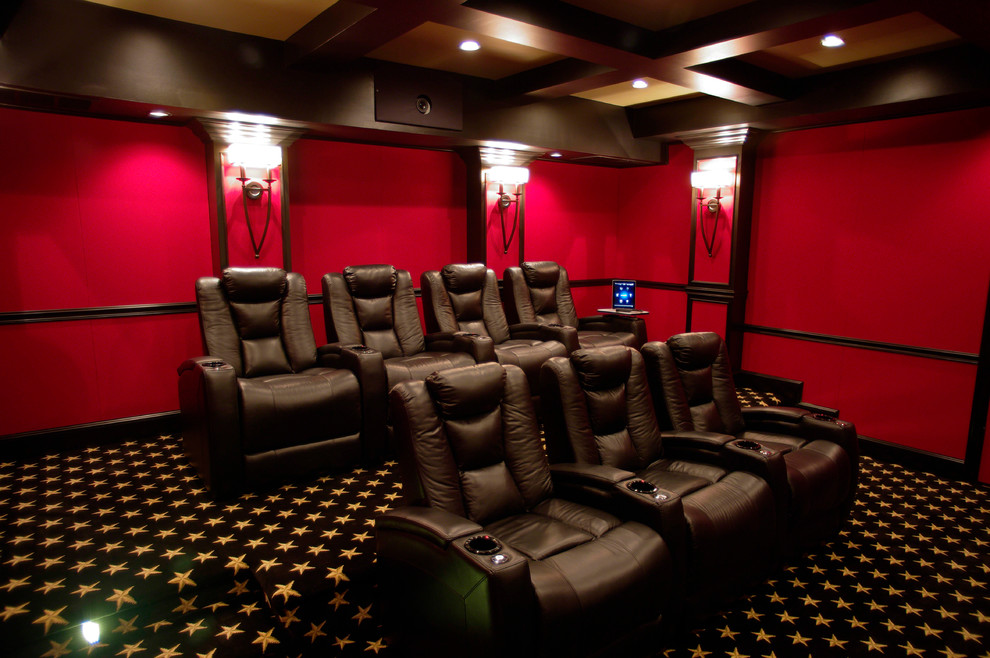 На фото: изолированный домашний кинотеатр среднего размера в стиле неоклассика (современная классика) с красными стенами, ковровым покрытием, проектором и черным полом с