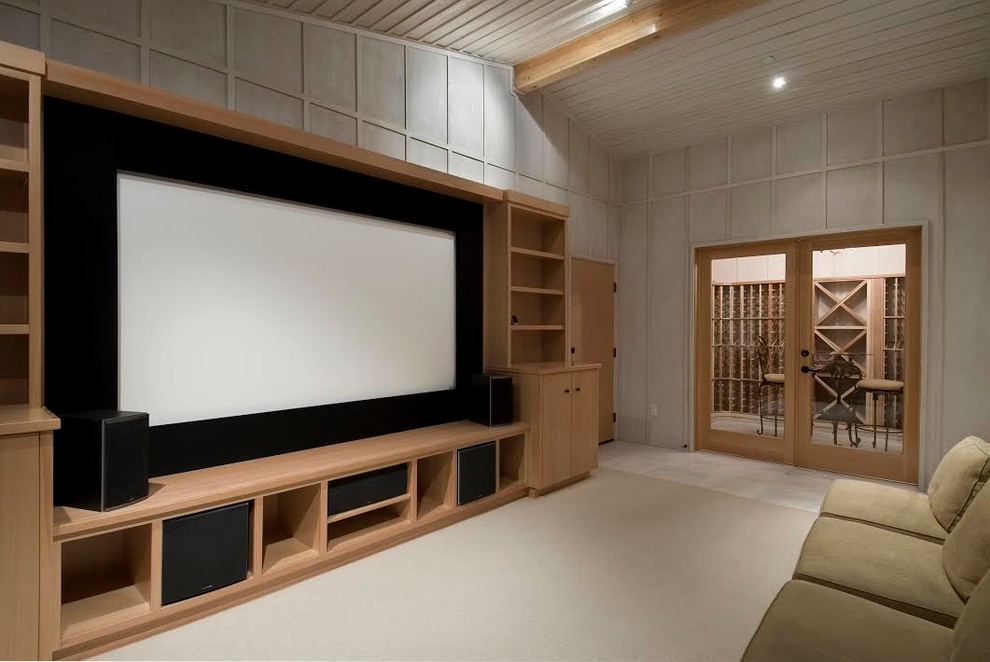 На фото: большой изолированный домашний кинотеатр в стиле рустика с серыми стенами и мультимедийным центром