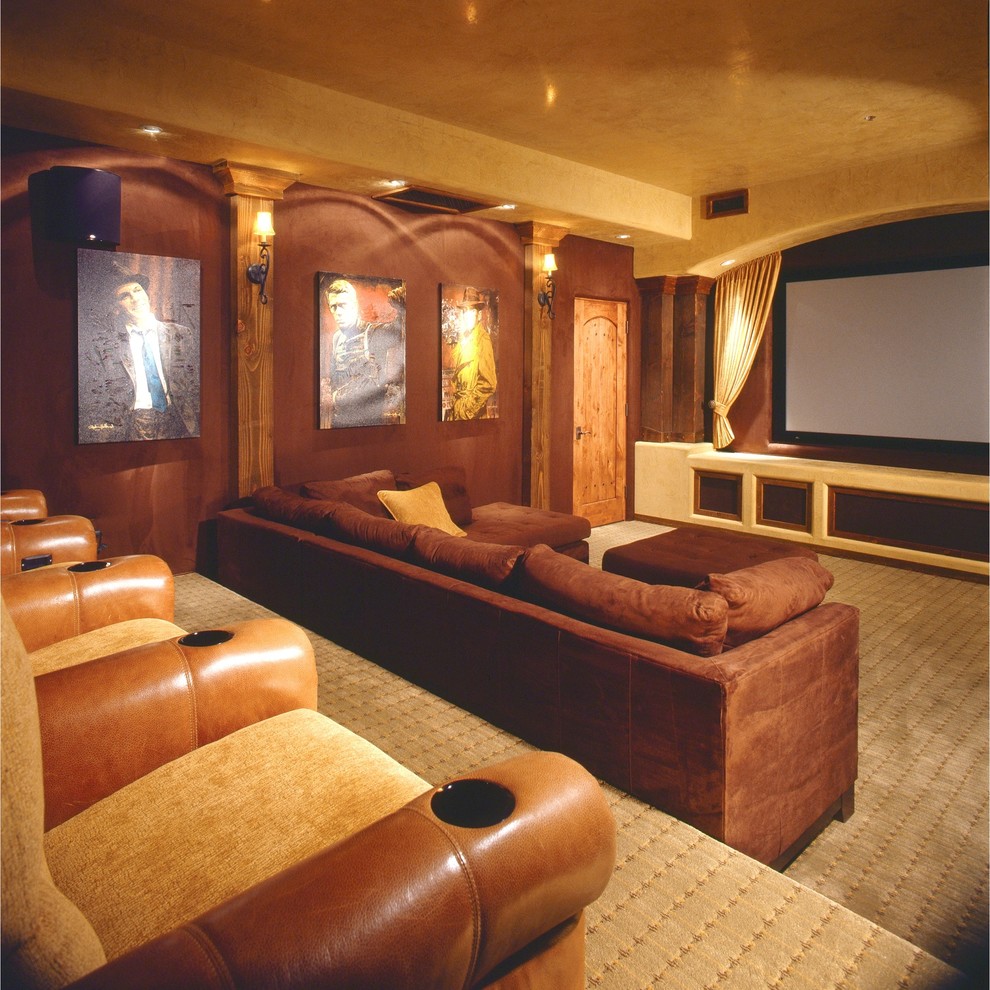 Idées déco pour une très grande salle de cinéma craftsman fermée avec un mur marron, moquette et un écran de projection.