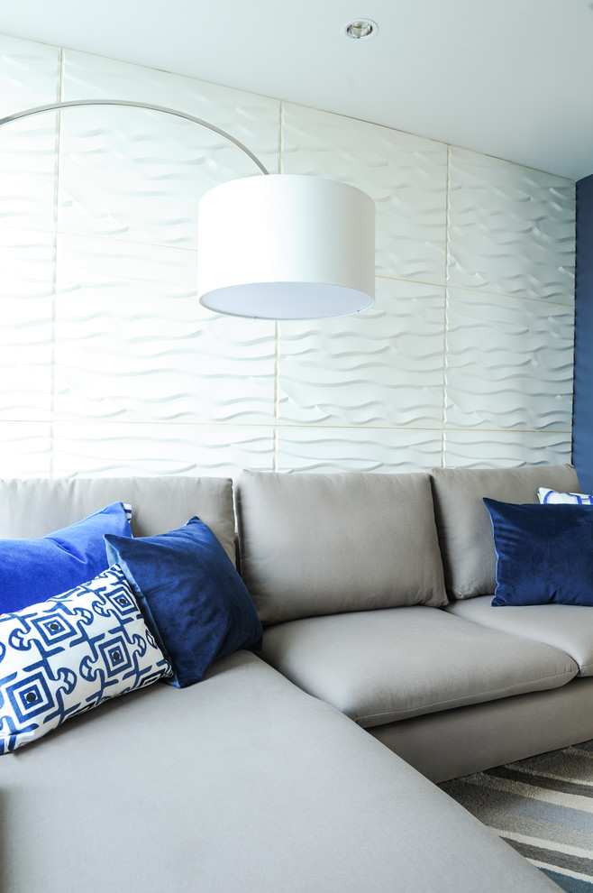Mittelgroßes, Abgetrenntes Modernes Heimkino mit blauer Wandfarbe in Vancouver