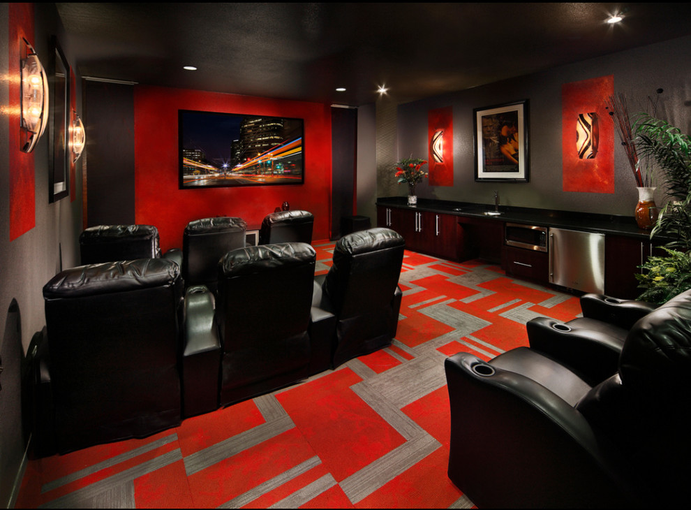 Свежая идея для дизайна: изолированный домашний кинотеатр среднего размера с серыми стенами, ковровым покрытием, телевизором на стене и красным полом - отличное фото интерьера