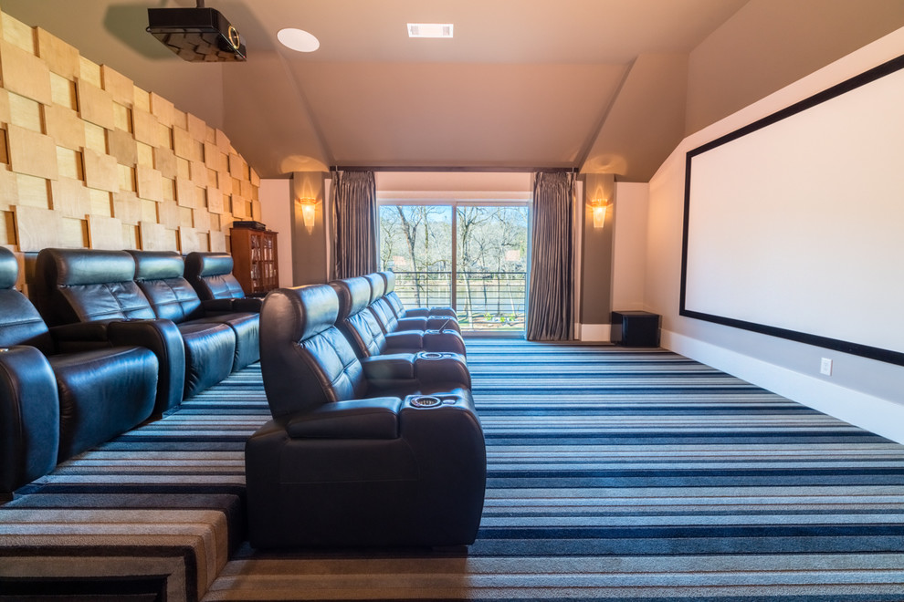 Imagen de cine en casa cerrado clásico renovado grande con paredes grises, moqueta y pantalla de proyección