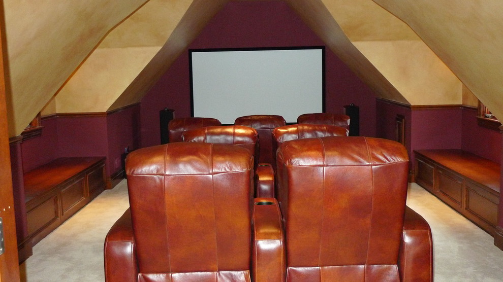 Идея дизайна: изолированный домашний кинотеатр среднего размера в классическом стиле с разноцветными стенами, ковровым покрытием и проектором