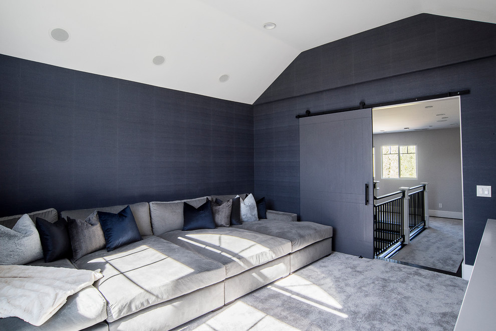 Idéer för ett mellanstort modernt avskild hemmabio, med blå väggar, heltäckningsmatta, en väggmonterad TV och grått golv