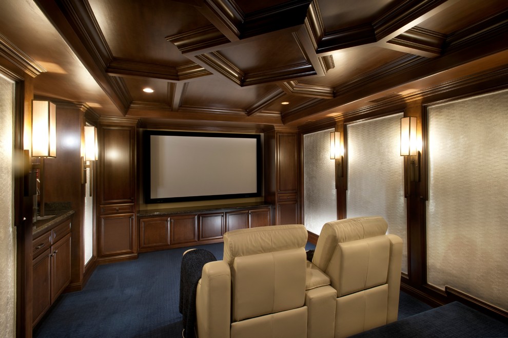Imagen de cine en casa tradicional de tamaño medio con moqueta, televisor colgado en la pared y suelo azul