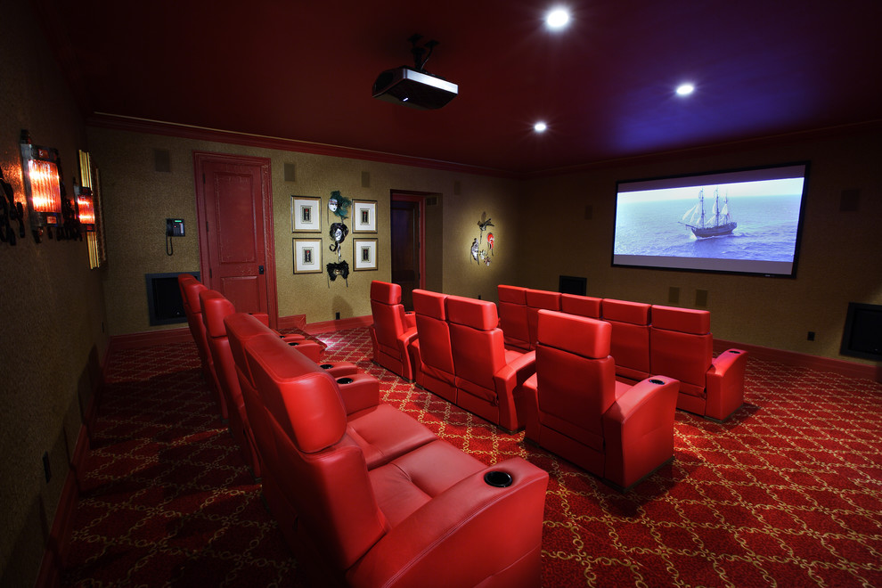 Свежая идея для дизайна: большой изолированный домашний кинотеатр с зелеными стенами, ковровым покрытием и проектором - отличное фото интерьера