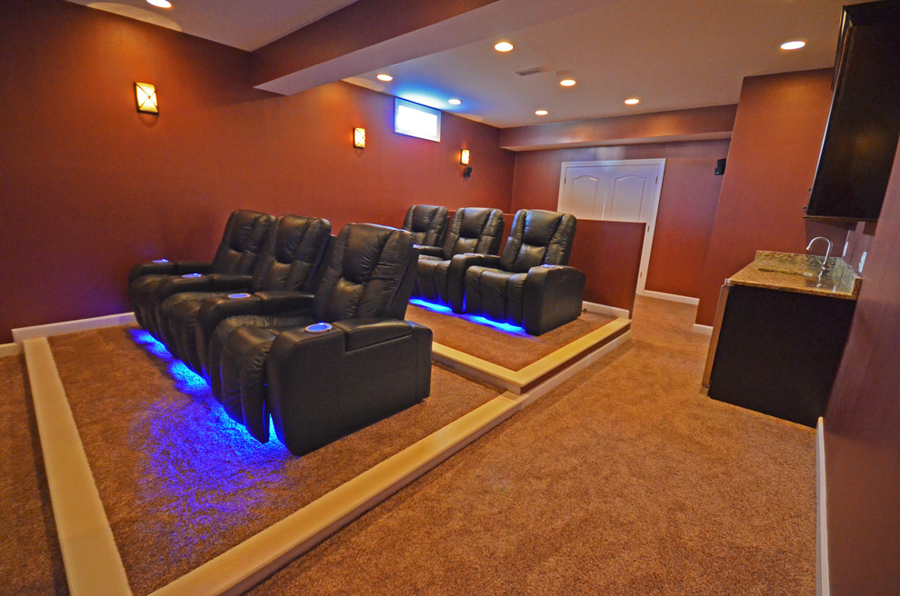 Пример оригинального дизайна: большой изолированный домашний кинотеатр в современном стиле с коричневыми стенами, ковровым покрытием, проектором и коричневым полом