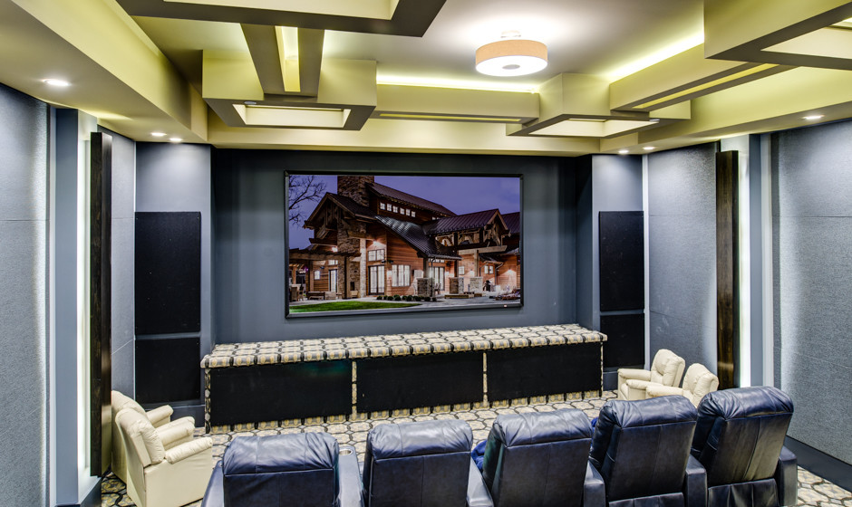 Свежая идея для дизайна: большой изолированный домашний кинотеатр в современном стиле с синими стенами, ковровым покрытием и телевизором на стене - отличное фото интерьера