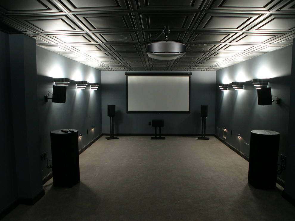 Aménagement d'une salle de cinéma moderne de taille moyenne et fermée avec un mur bleu, moquette et un écran de projection.