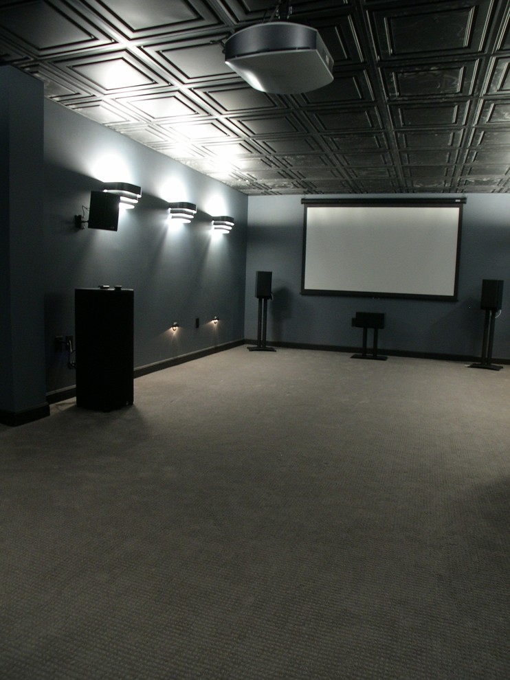 Esempio di un home theatre moderno di medie dimensioni e chiuso con pareti blu, moquette e schermo di proiezione