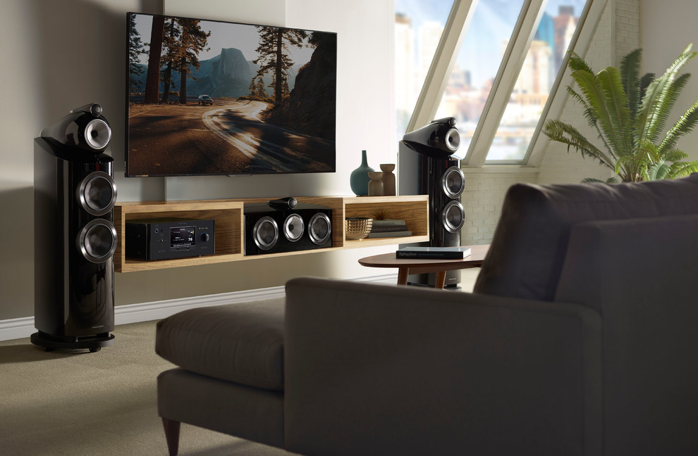 Bild på ett stort funkis hemmabio, med grå väggar, heltäckningsmatta, en väggmonterad TV och beiget golv