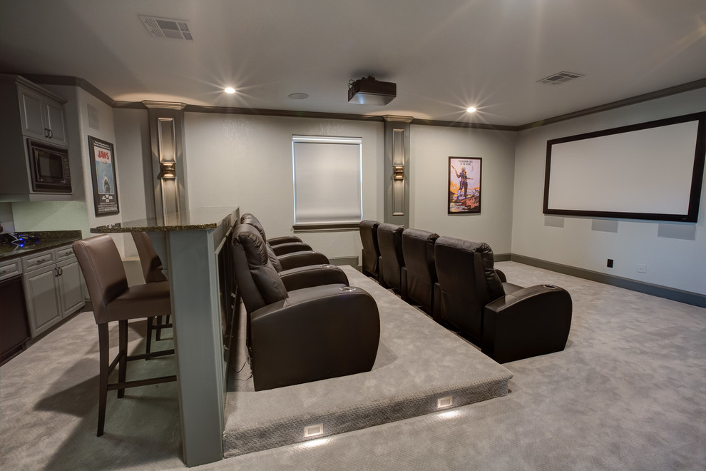 Foto de cine en casa cerrado clásico grande con paredes beige, moqueta, pantalla de proyección y suelo gris
