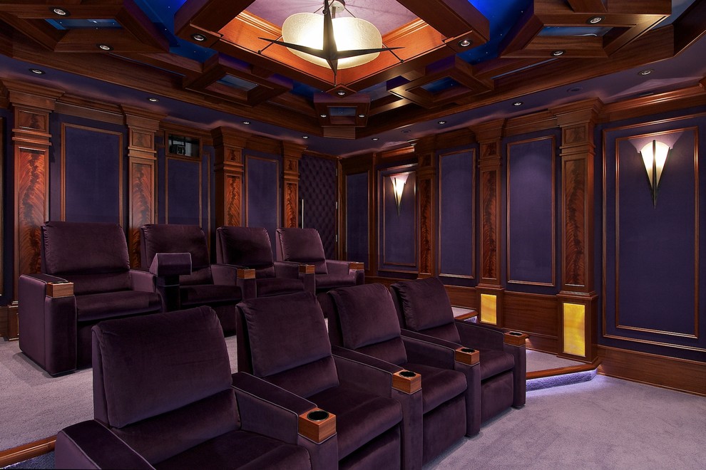 Cette photo montre une grande salle de cinéma chic fermée avec un mur violet, moquette, un écran de projection et un sol violet.