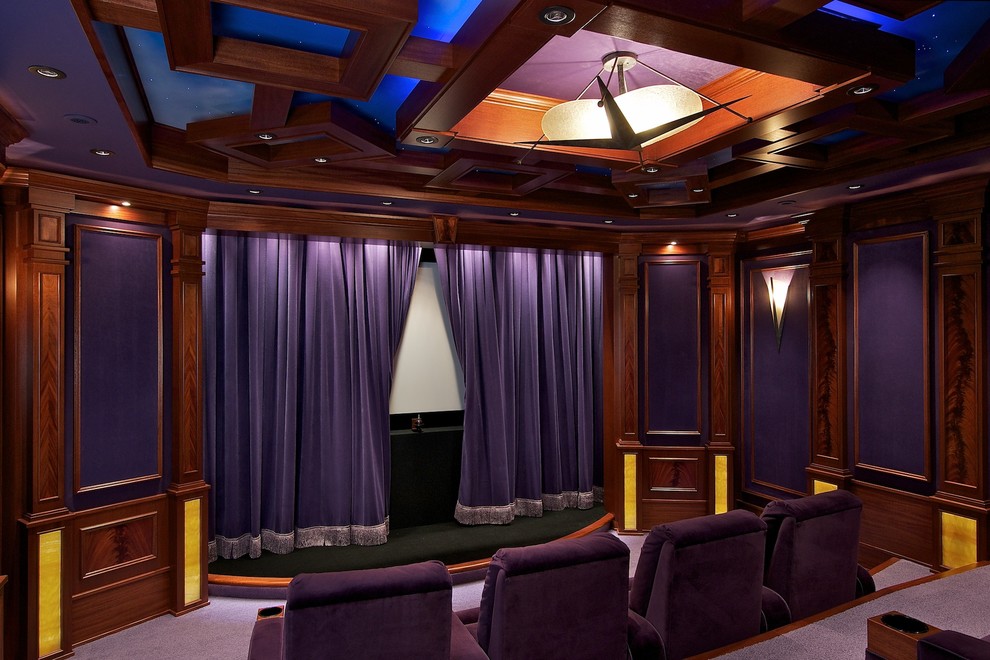 На фото: большой изолированный домашний кинотеатр в классическом стиле с фиолетовыми стенами, ковровым покрытием, проектором и фиолетовым полом с