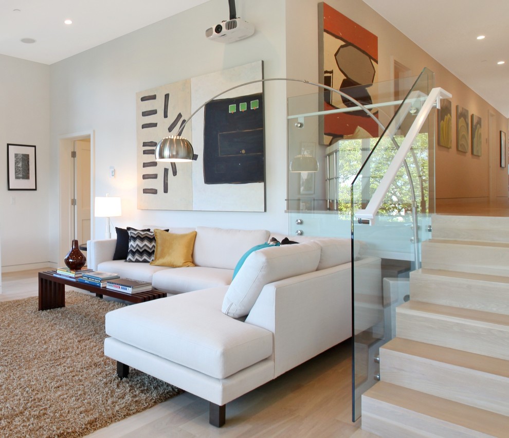 Modern inredning av ett mellanstort öppen hemmabio, med vita väggar, ljust trägolv, projektorduk och brunt golv