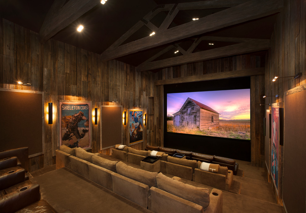 Пример оригинального дизайна: изолированный домашний кинотеатр в стиле рустика с коричневыми стенами, ковровым покрытием, проектором и коричневым полом