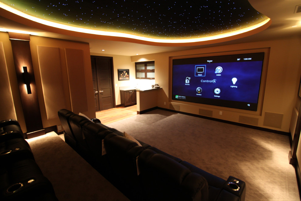 Ejemplo de cine en casa cerrado contemporáneo de tamaño medio con paredes beige, moqueta y pantalla de proyección