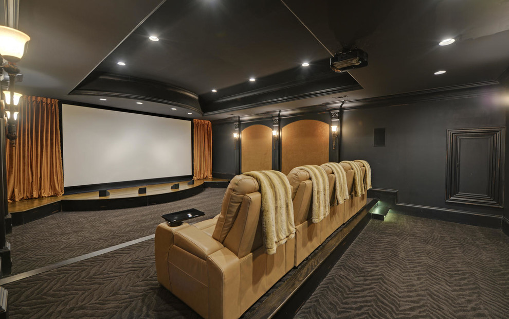 Идея дизайна: большой изолированный домашний кинотеатр в стиле рустика с черными стенами, ковровым покрытием, проектором и коричневым полом