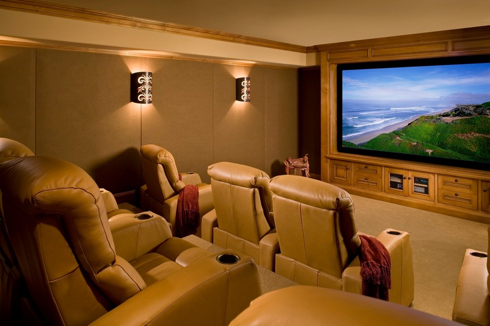 Источник вдохновения для домашнего уюта: домашний кинотеатр в стиле рустика с проектором