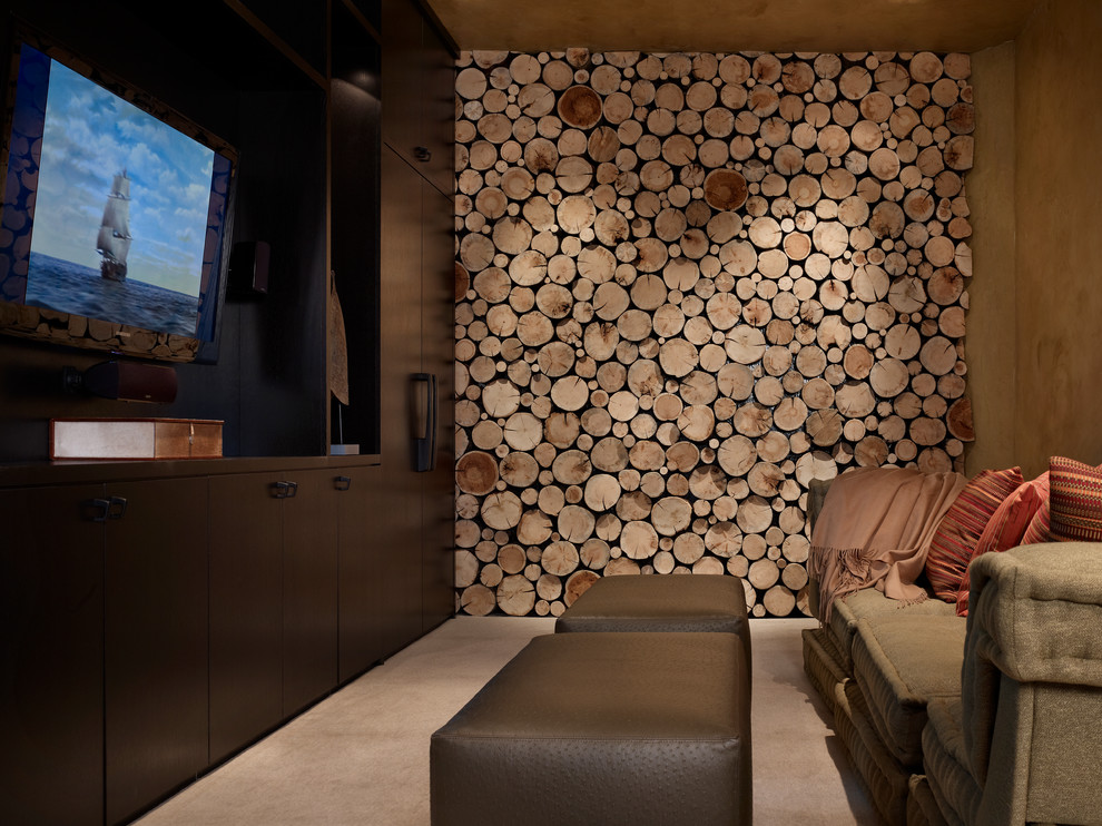 На фото: домашний кинотеатр среднего размера в стиле рустика с ковровым покрытием и телевизором на стене с